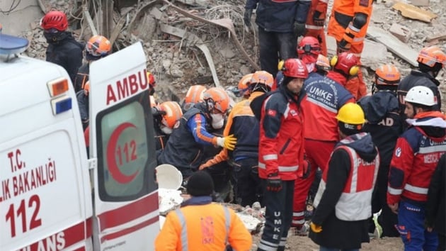 Kartal'da enkaz altnda yaknlarnn karlmasn bekliyordu, kalp krizi geirdi