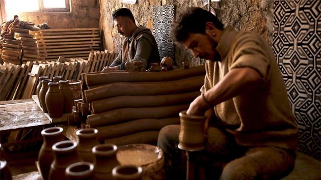 Atlyede birlikte bydler, el ele verip yurt dna aldlar