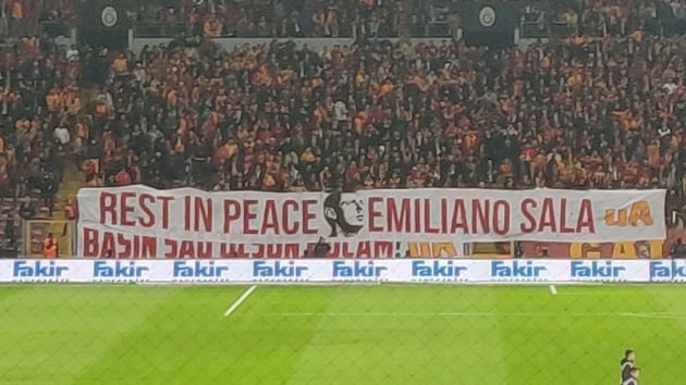Galatasaray taraftarndan anlaml pankart