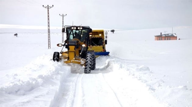 Van ve Hakkari'de kar nedeniyle 63 yerleim biriminin yolu kapand