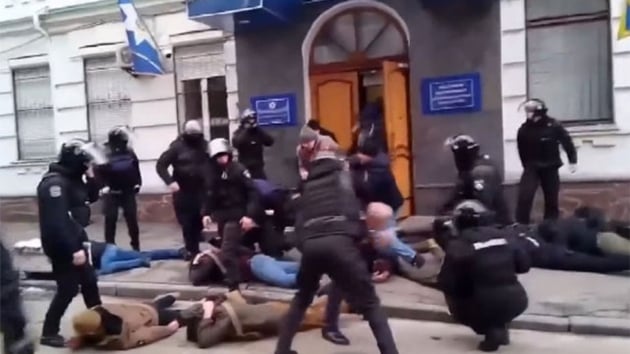  Ukrayna'da radikal milliyetiler polis karakoluna saldrd 