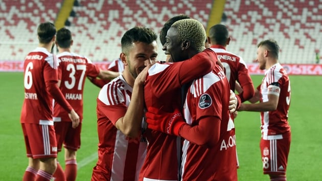 Akhisarspor deplasmanda Sivasspor'a 2-1 malup oldu