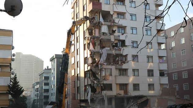 Kartal'da ken Yeilyurt Apartman'nn bitiiindeki 10 katl binann ykmna devam edildi
