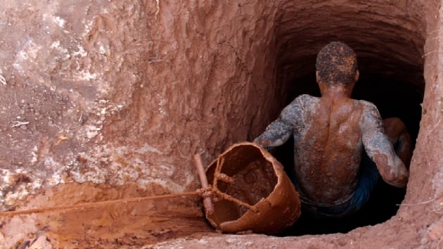 Zimbabve'de madenciler gck altnda kald