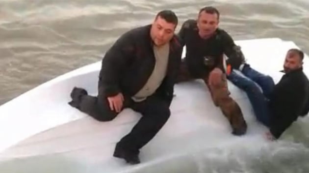 Antalya'da bir tekne alabora oldu, tekne zerinde yardm bekleyenleri balklar kurtard