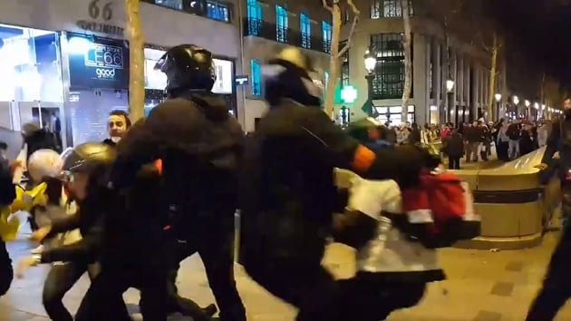 Sar yelekliler 14'nc haftada: Fransz polisi gnll salk grevlilerini de darp etti