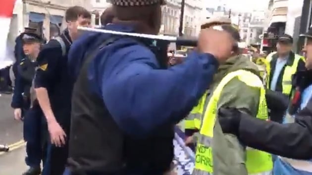 Londra'da sar yeleklilere polisin mdahalesi sert oldu