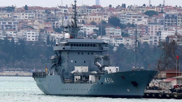 NATO'ya bal Alman ikmal gemisi Sarayburnu'nda demirledi