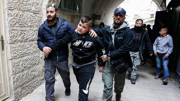 galci srail polisi Kuds'te Filistinli aileyi zorla evinden kard