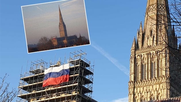 ngilterenin en eski katedraline Rus bayra ekilmesi siyasi krize neden oldu