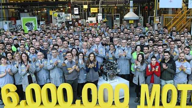 Oyak Renault 6 milyonuncu motorlarn rettiler