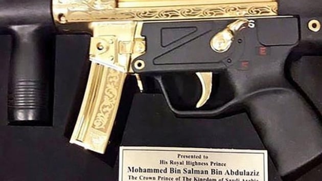 Pakistan'da Muhammed bin Selman'a altn kaplamal silah hediye edildi