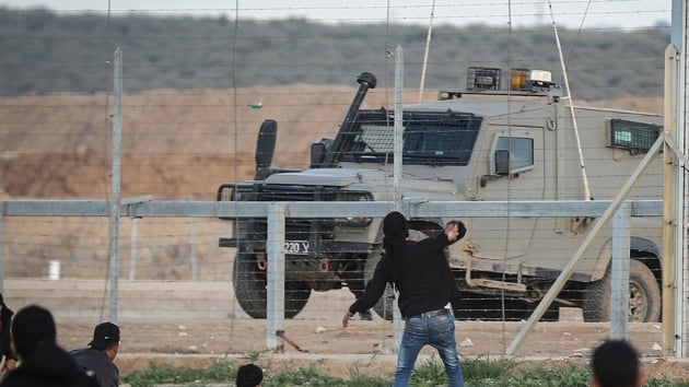 Katil srail askerleri Gazze snrnda bir ocuu ehit etti