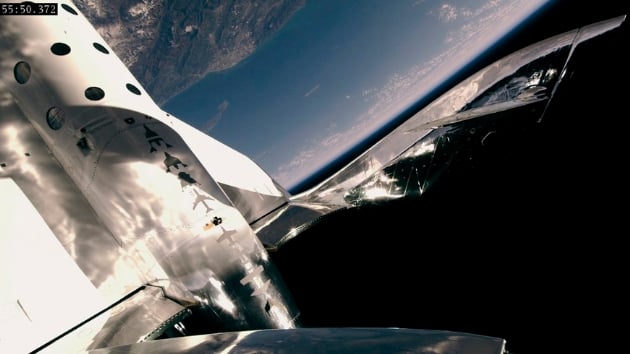 Virgin Galactic'in roket ua ilk kez bir test yolcusu ile uzaya ykseldi