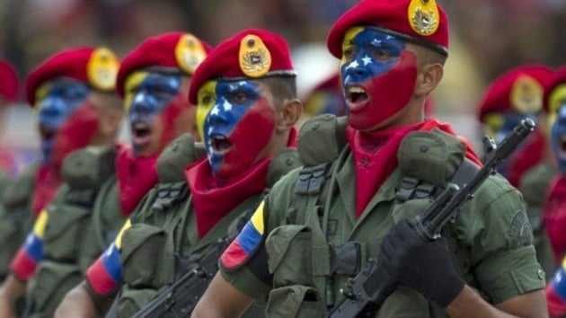 Venezuela ordusuna mensup 3 asker Kolombiya'ya snd
