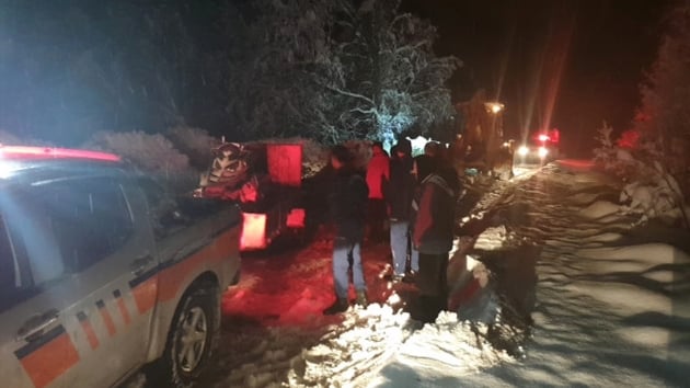 Tekirda'da karda mahsur kalan 5 kiiyi itfaiye kurtard