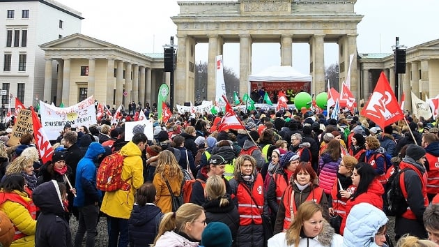 Almanya'da kamu alanlar 'uyar grevi' yapt