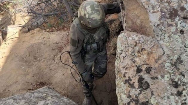 Van'da PKK'l  terristlerce saldrlarda kullanlmak zere araziye gmlm 12 tp ele geirildi
