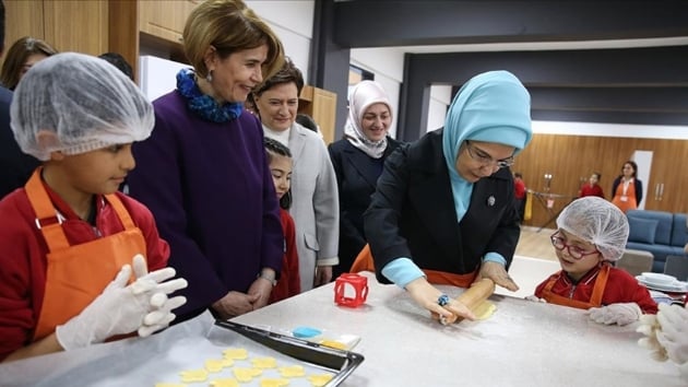Emine Erdoan, rencilerle kurabiye yapt