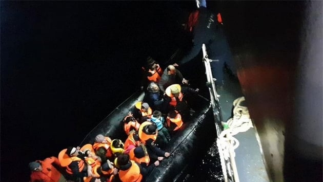 Sürüklenen bottaki düzensiz göçmenleri sahil güvenlik kurtardı