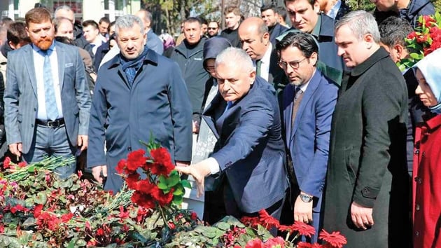 Yldrm Erbakann kabrini ziyaret etti