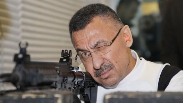 Cumhurbakan Yardmcs Oktay milli piyade tfeini denedi