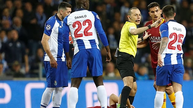 Cüneyt Çakır'a Porto - Roma maçında tepki yağdı