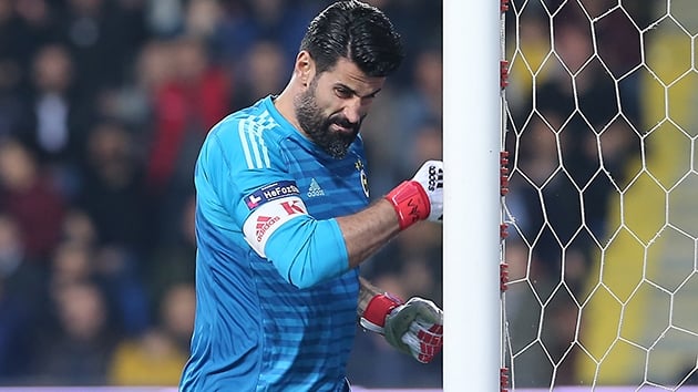 Fenerbaheli taraftarlardan Volkan Demirel'e byk tepki