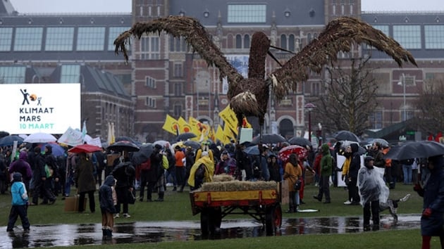 Hollanda'da 35 bin kii iklim iin sokaklara indi