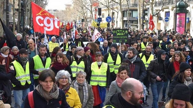 Fransa'da sar yelekliler yeniden sokaklara dkld