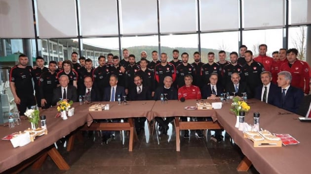  Spor Bakan Kasapolu ve Binali Yldrm'dan milli takma ziyaret
