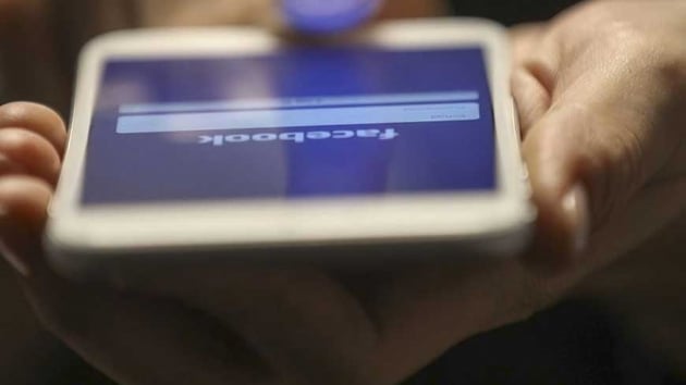 Facebook, kullanc ifrelerinin dz metin olarak saklandn aklad