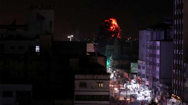 srail, Gazze'deki Hamas hedeflerini vuruyor