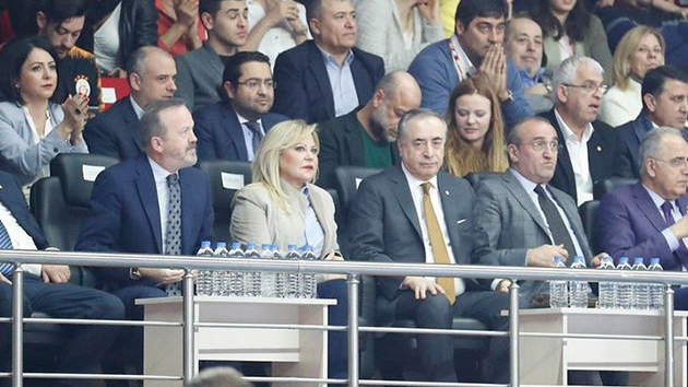 Galatasaray taraftarndan bakan Mustafa Cengiz'e destek