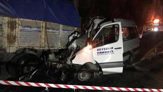 Konyada yolcu minibs kamyona arpt: 2 kii ld, 13 kii yaraland