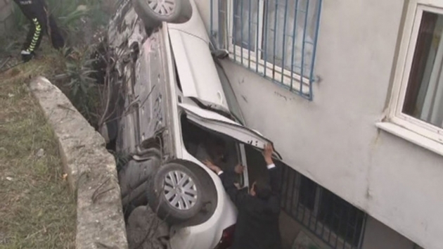 skdar'da otomobil bolua dt: 3 yaral