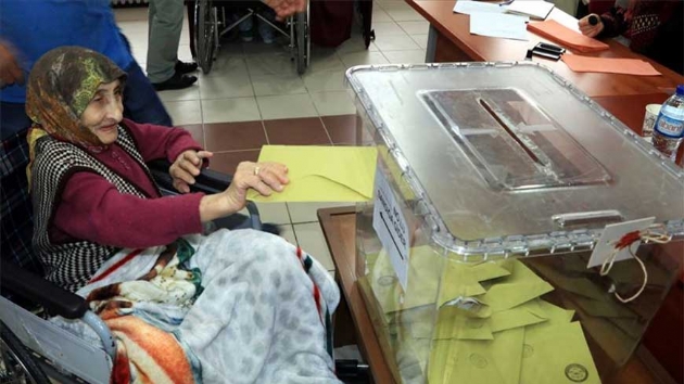 Huzurevlerinde oylarn kullandlar