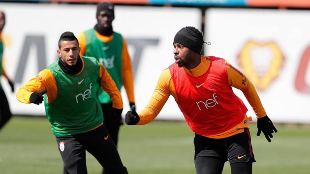 Mitroglou ve Nagatomo fizyoterapist eliinde alt