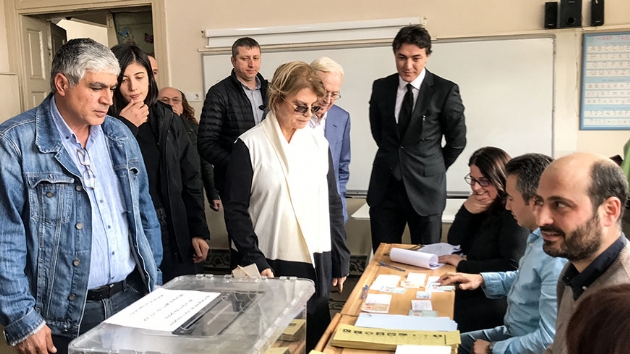  Eski başbakanlardan Tansu Çiller, oyunu kullandı