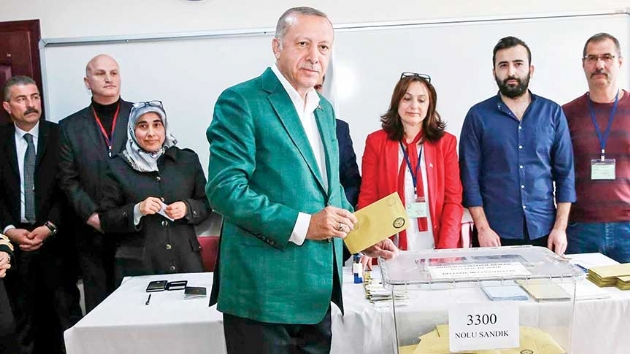 'Demokrasi snavndan baaryla getik'