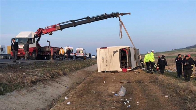 Denizli'de yolcu otobs devrildi: 2 l, 22 yaral