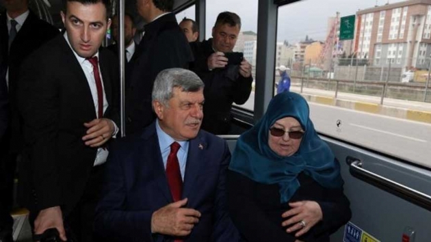  Kocaeli'de grevini devreden eski Bykehir Belediye Bakan brahim Karaosmanolu eve otobsle gitti