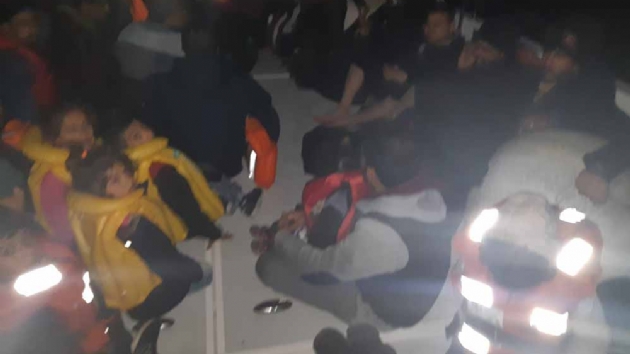 zmir'de batan teknedeki dzensiz gmenler kurtarld