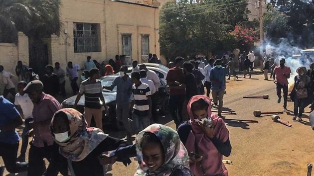 Sudanl gstericiler ordu karargahna girdi