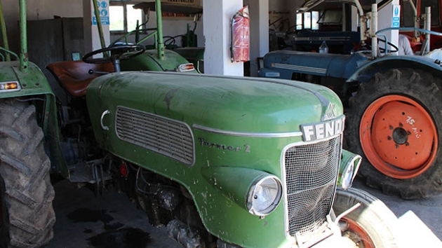 Lisenin hangarnda yarm asrlk traktr filosu  