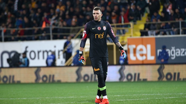 Muslera'ya talya kaplar kapand