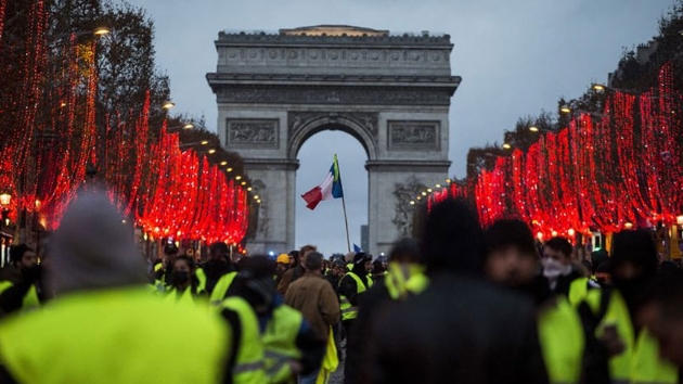 Fransa'da eylemcilere daha ar cezalar ngren yasa yrrle girdi