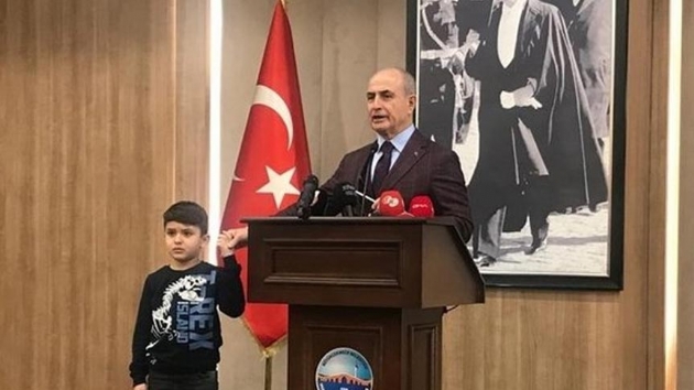 CHP'li Hasan Akgn'den skandal hareket: ocuu malzeme yapt
