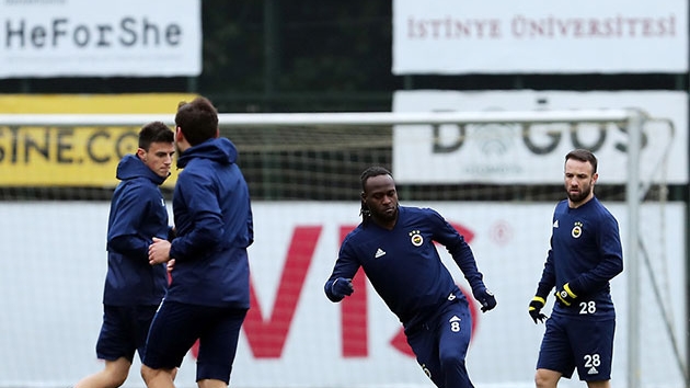 Galatasaray' Moses ve Valbuena ile vuracak