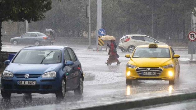 Ankara'da etkili olan dolu ve saanak hayat olumsuz etkiledi